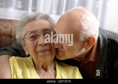 Les personnes âgées, en couple, un homme âgé, 92 ans, femme, 89 ans Banque D'Images