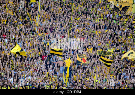 BVB fans dans la tribune sud, la Ligue de football de la Bundesliga, la saison 2010 - 2011, Borussia Dortmund - Bavière Munich 2:0 Banque D'Images