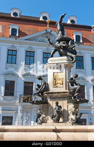 Fontaine en face de Hercules, Schaetzlerpalais City Palace, la Maximilianstrasse, Augsbourg, Bavière Banque D'Images