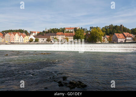 Rivière Lech, Lechwehr weir, vue sur Landsberg am Lech, Bavière Banque D'Images