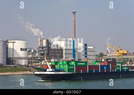 BASF sur les rives du Rhin avec container ship, Ludwigshafen am Rhein, Rhénanie-Palatinat Banque D'Images