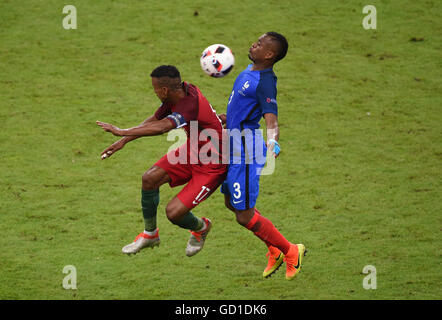 Nani au Portugal (à gauche) et Patrice Evra en France se battent pour le bal lors de la finale de l'UEFA Euro 2016 au Stade de France à Paris.APPUYEZ SUR ASSOCIATION photo.Date de la photo: Dimanche 10 juillet 2016.Voir PA Story football final.Le crédit photo devrait se lire comme suit : Joe Giddens/PA Wire.RESTRICTIONS : l'utilisation est soumise à des restrictions.Usage éditorial uniquement.Les ventes de livres et de magazines sont autorisées à ne pas être exclusivement consacrées à une équipe, un joueur ou un match.Aucune utilisation commerciale.Pour plus d'informations, appelez le +44 (0)1158 447447. Banque D'Images