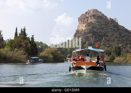 Bateau sur la lagune, Dalyan, la Lycie, la Turquie, l'Asie Banque D'Images