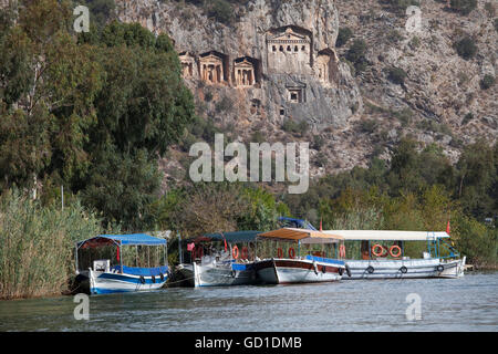 Bateaux sur la lagune, tombeaux de roche de Kaunos, Dalyan, la Lycie, la Turquie, l'Asie Banque D'Images