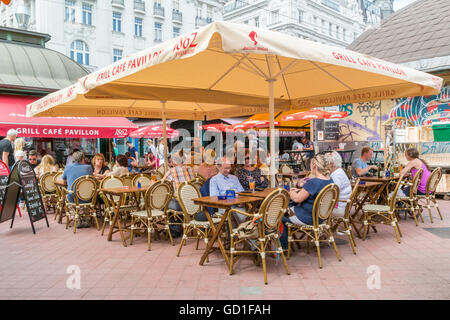Les personnes ayant un verre sur une terrasse de café sur Naschmarkt à Vienne, Autriche Banque D'Images