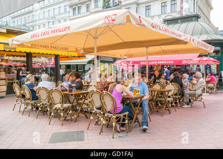 Les personnes ayant un verre sur une terrasse de café sur Naschmarkt à Vienne, Autriche Banque D'Images