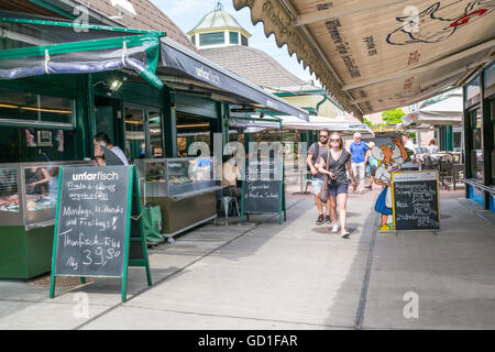 Les gens et les poissons se tient sur le marché Naschmarkt à Vienne, Autriche Banque D'Images