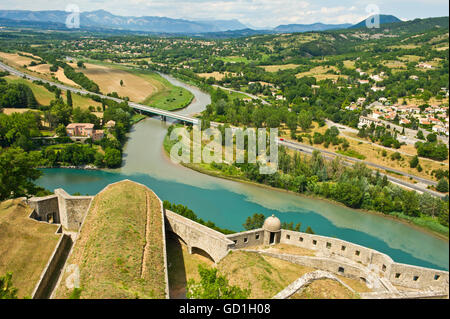 Rochers, maisons et Château, Sisteron, [Hautes-alpes], France Banque D'Images