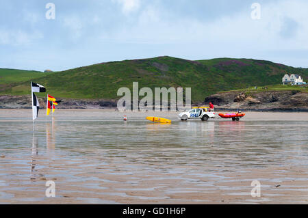 La RNLI sauveteurs et sécurité Les drapeaux sur la plage de Polzeath, Cornwall, England, UK Banque D'Images