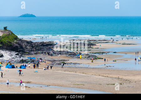 Les vacanciers sur la plage de Polzeath, Cornwall, England, UK Banque D'Images