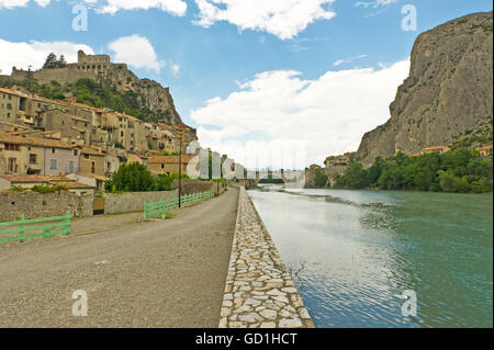 Rochers, maisons et Château, Sisteron, [Hautes-alpes], France Banque D'Images