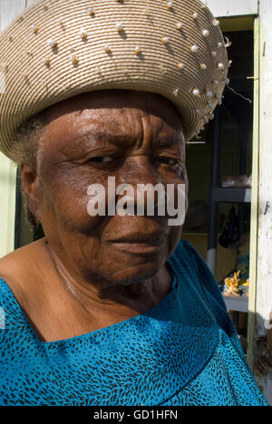 Atelier d'artisanat Iva Thompson, New Bight, Cat Island. Bahamas. Artisan local. Banque D'Images