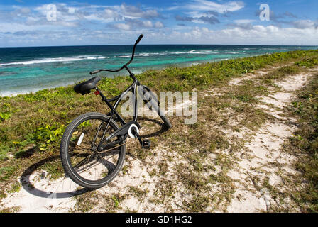 Cat Island, Bahamas. Plage de l'Est (Région Atlantique) Pine Bay, Cat Island. Le vélo est le meilleur moyen de voir l'île. Banque D'Images