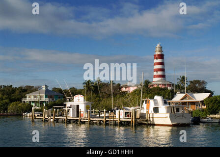 Phare de Hope Town, Elbow Cay, Abacos. Bahamas. Phare et port dans le petit village de Hope Town. Banque D'Images