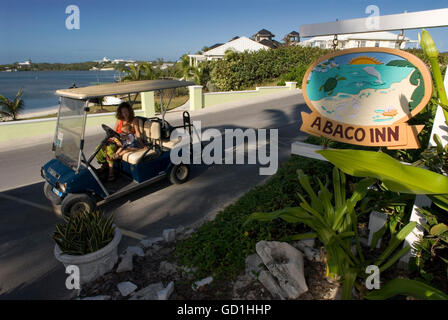 Golf voiture garée à l'extérieur de l'Abaco Inn. La Ville espère, Elbow Cay, Abacos. Bahamas Banque D'Images