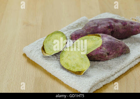 Patates douces biologiques rôties sur la table en bois Banque D'Images