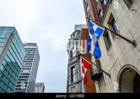 Drapeaux nationaux et du Québec sur l'affichage dans la ville de Montréal Banque D'Images