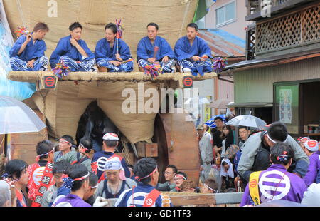 Les gens regardent en festival Seihakusai Nanao au Japon. Seihakusa est le plus grand festival de la ville de Nanao. Banque D'Images