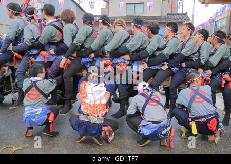 Les gens regardent en festival Seihakusai Nanao au Japon. Seihakusa est le plus grand festival de la ville de Nanao. Banque D'Images