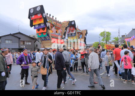 Les gens regardent en festival Seihakusai Nanao au Japon. Seihakusa est le plus grand festival de la ville de Nanao. Banque D'Images