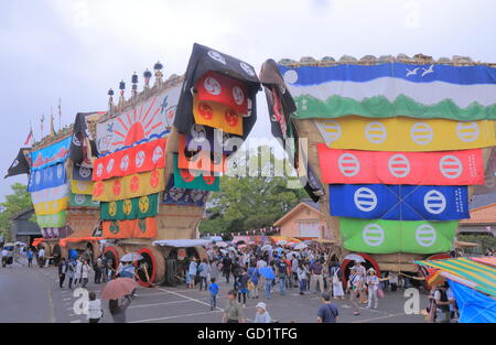 Les gens regardent en festival Seihakusai Nanao au Japon. Seihakusa est le plus grand festival de la ville de Nanao. Banque D'Images