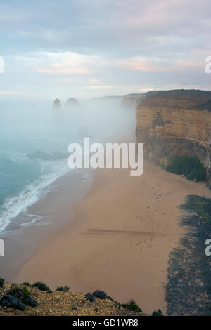Carénages brouillard emblématique de l'Australie sur les douze apôtres Great Ocean Road Banque D'Images