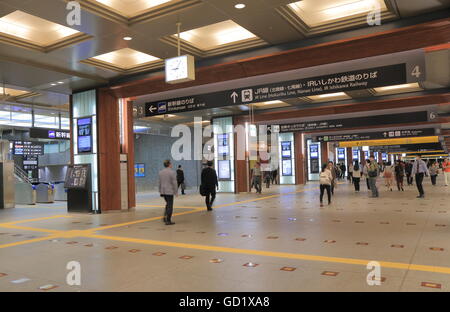 Les gens voyagent à la gare de Kanazawa à Kanazawa au Japon. Banque D'Images