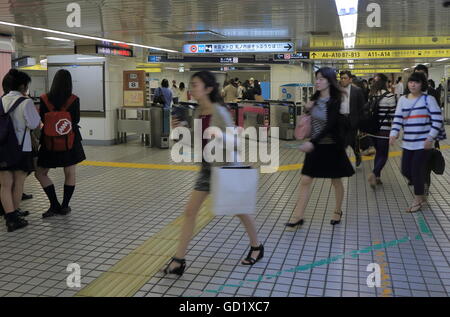 Les gens se déplacent en métro Tokyo Japon. Banque D'Images