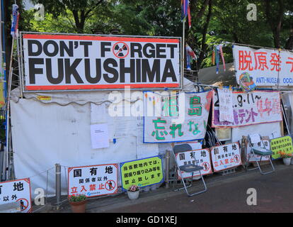 Anti-nucléaire tente occupent près de diète nationale dans Nagatacho Tokyo Japon. Banque D'Images