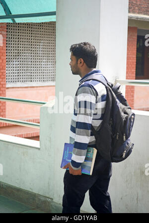 College student walking avec sac,Inde Banque D'Images