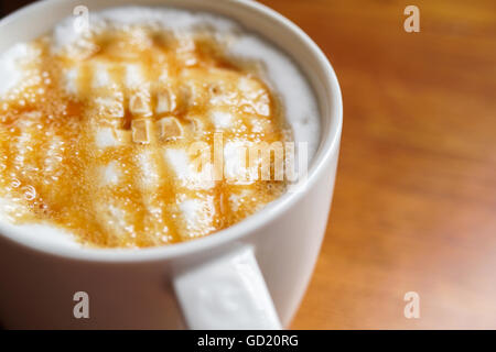 Café Latte au caramel avec crème fouettée Banque D'Images