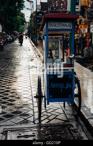 Soupe de boulettes indonésiennes de décrochage de la rue sous la pluie, Ubud, Bali, Indonésie Banque D'Images