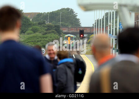 Un chemin de fer du sud de Londres en direction train arrive à la gare de Seaford dans l'East Sussex comme la société a mis en œuvre un nouveau calendrier coupe d'aujourd'hui plus de 300 trains de son horaire normal. Banque D'Images