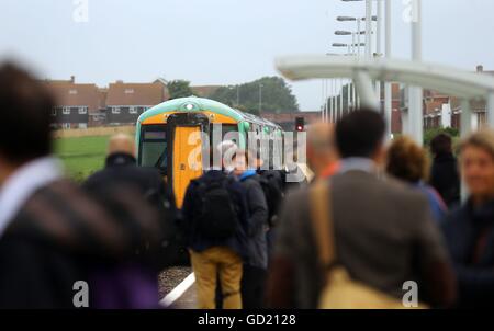 Un chemin de fer du sud de Londres en direction train arrive à la gare de Seaford dans l'East Sussex comme la société a mis en œuvre un nouveau calendrier coupe d'aujourd'hui plus de 300 trains de son horaire normal. Banque D'Images