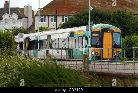 Un chemin de fer du sud de Londres en direction de la station de train à Seaford dans l'East Sussex comme la société a mis en œuvre un nouveau calendrier coupe d'aujourd'hui plus de 300 trains de son horaire normal. Banque D'Images