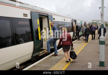 Bord d'un chemin de fer de banlieue du sud de Londres en direction de la station de train à Seaford dans l'East Sussex dans le sud de chemins mis en œuvre un nouveau calendrier coupe d'aujourd'hui plus de 300 trains de son horaire normal. Banque D'Images