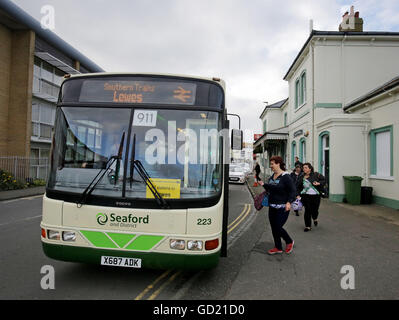 Les gens à bord d'un bus de remplacement des rails à l'extérieur de Seaford Station dans l'East Sussex dans le sud de chemins mis en œuvre un nouveau calendrier coupe d'aujourd'hui plus de 300 trains de son horaire normal. Banque D'Images