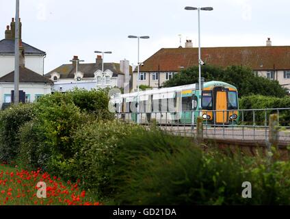 Un chemin de fer du sud de Londres en direction de la station de train à Seaford dans l'East Sussex comme la société a mis en œuvre un nouveau calendrier coupe d'aujourd'hui plus de 300 trains de son horaire normal. Banque D'Images