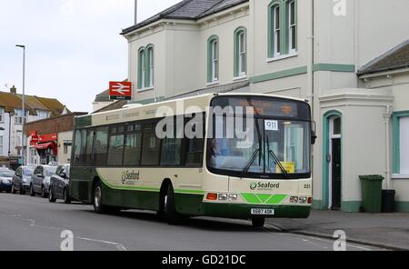 Remplacement d'un rail à l'extérieur de la station de bus de Seaford dans l'East Sussex dans le sud de chemins mis en œuvre un nouveau calendrier coupe d'aujourd'hui plus de 300 trains de son horaire normal. Banque D'Images