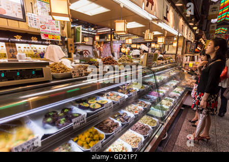 Les clients d'attendre au guichet du japonais local food, Nishiki Market (La Cuisine de Kyoto), le centre-ville de Kyoto, Japon, Asie Banque D'Images