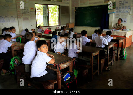 Les écoliers en classe, l'école élémentaire, Vang Vieng, province de Vientiane, Laos, Indochine, Asie du Sud, Asie Banque D'Images