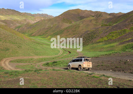 Voyages Véhicules off road à travers montagnes luxuriantes, Gurvan Saikhan National Park, près de Yolyn Am (Yol Valley), Désert de Gobi, Mongolie Banque D'Images