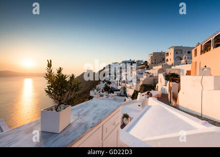 Coucher du soleil sur la mer vu depuis une terrasse du grec typique village de Firostefani, Santorini, Cyclades, Grèce Banque D'Images