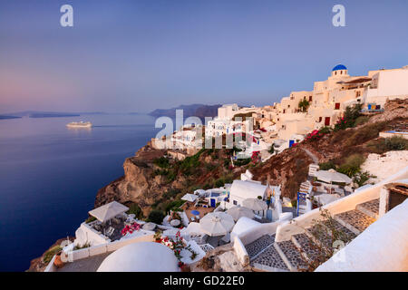 Vue sur la mer Égée depuis le grec typique village de Oia, au crépuscule, Santorini, Cyclades, îles grecques, Grèce, Europe Banque D'Images