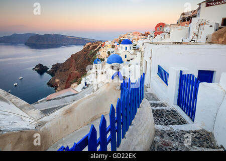 Les dernières lueurs du crépuscule sur la mer vu du village typique d'Oia, Santorini, Cyclades, îles grecques, Grèce Banque D'Images