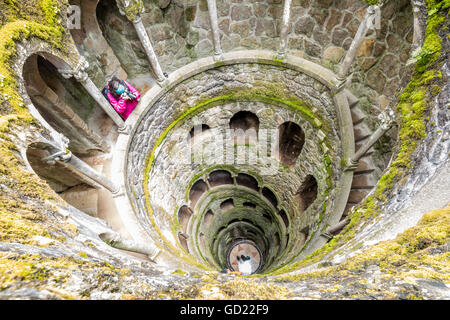 Photographe en haut de l'escalier en spirale à l'intérieur des tours d'ouverture et à la Quinta da Regaleira, à Sintra, Portugal Banque D'Images