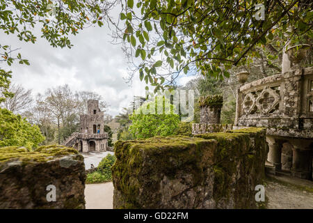 Constructions mystiques du roman gothique et de style Renaissance à l'intérieur du parc Quinta da Regaleira, à Sintra, Portugal, Europe Banque D'Images