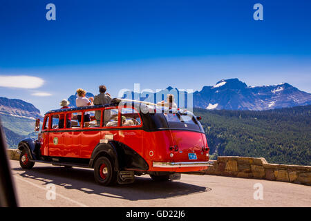 Vintage tour bus sur la Route du Soleil, Glacier National Park, Montana, États-Unis d'Amérique, Amérique du Nord Banque D'Images