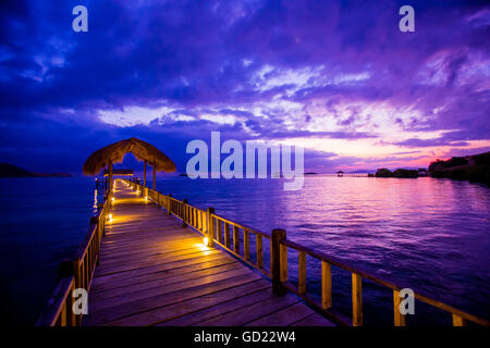 Coucher de soleil sur l'embarcadère, l'hôtel Seraya, l'île de Flores, en Indonésie, en Asie du Sud-Est, l'Asie Banque D'Images