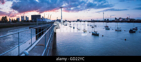 Tamise au coucher du soleil et le Téléphérique Emirates Air Line, East London, Angleterre, Royaume-Uni, Europe Banque D'Images